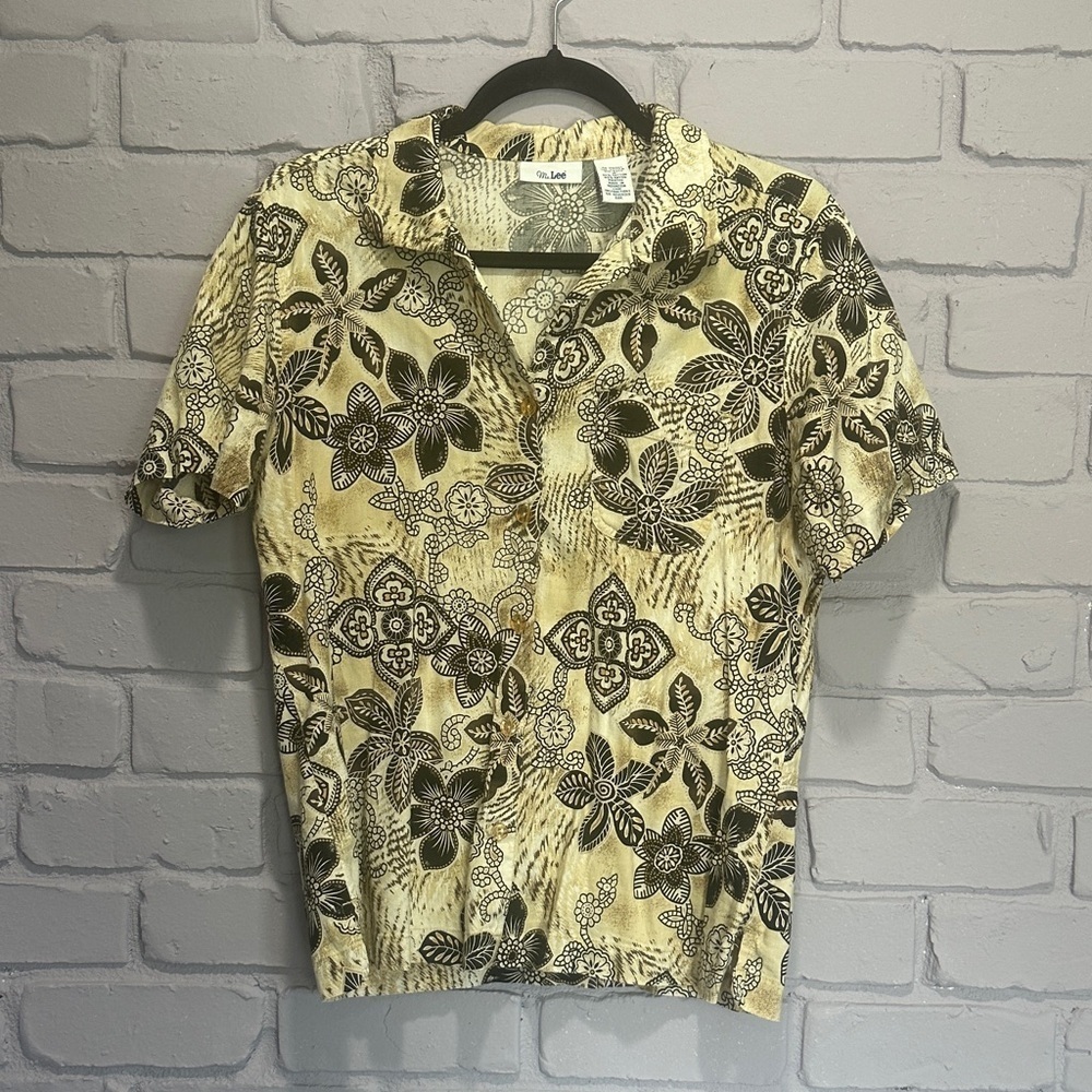 NWOT Women top Lee Beige and Black Floral Shirt size M